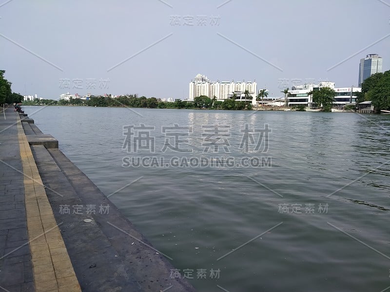 Danau sunter，雅加达，印度尼西亚-(06-10-2021):城市湖畔的道路气氛