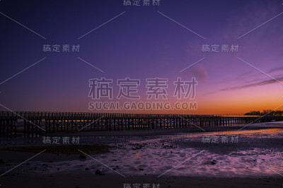 退潮时黑河上的粉点桥