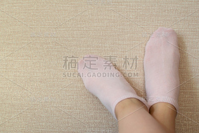 漂亮女人脚上的粉色棉袜。