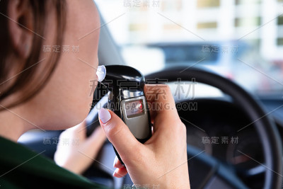 妇女接受酒精测试