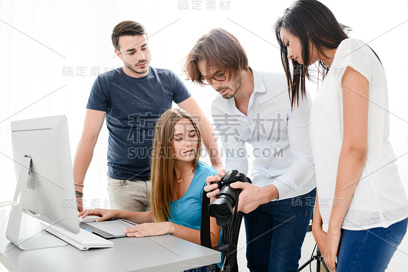 摄影学生四人组，在摄影学校工作室学习摄影创作人像