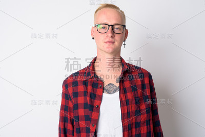 年轻的金发潮男戴着眼镜