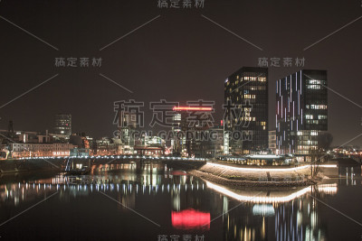 夜晚是媒体在杜塞尔多夫