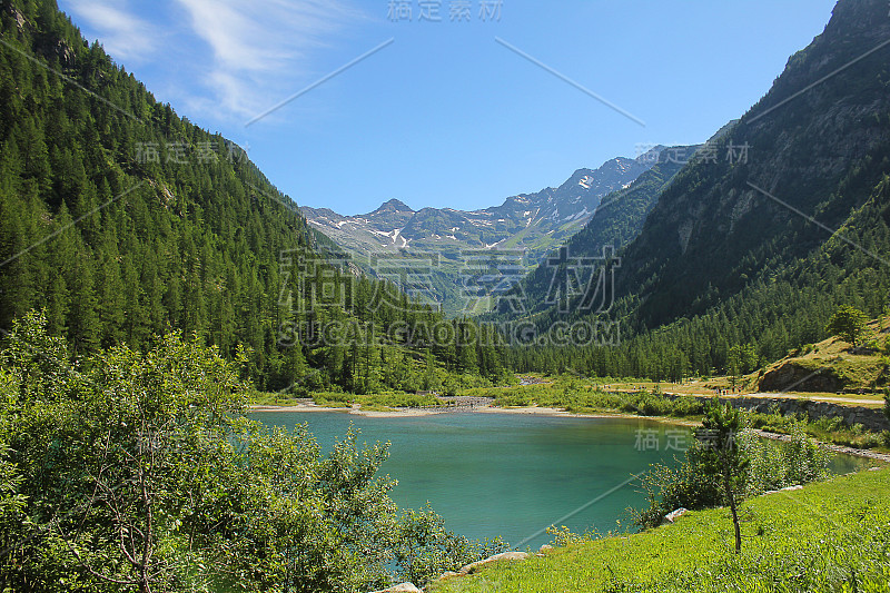 山前有湖的山谷