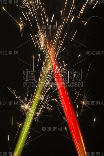 红色和绿色的火焰