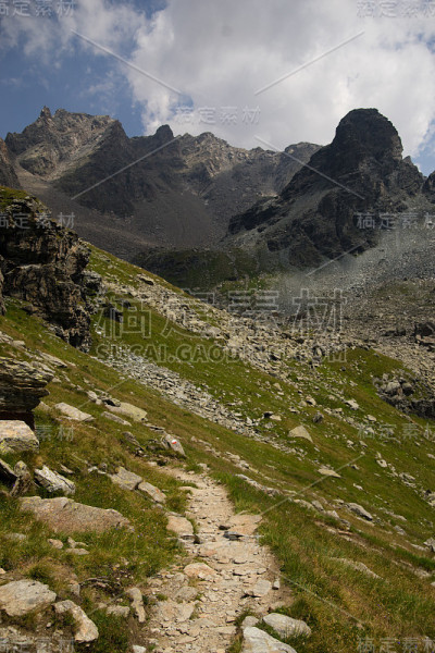 在阿尔卑斯山徒步旅行