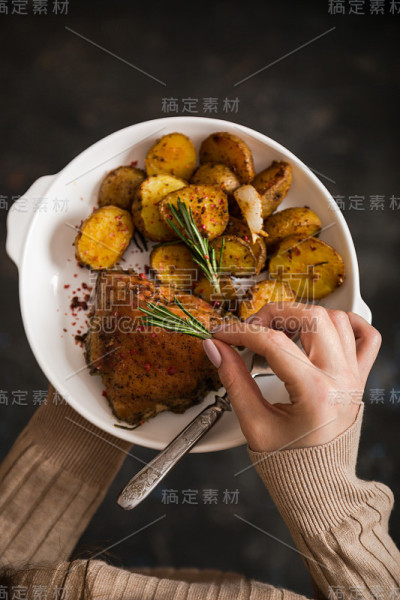 炸鸡和烤土豆，简单的晚餐