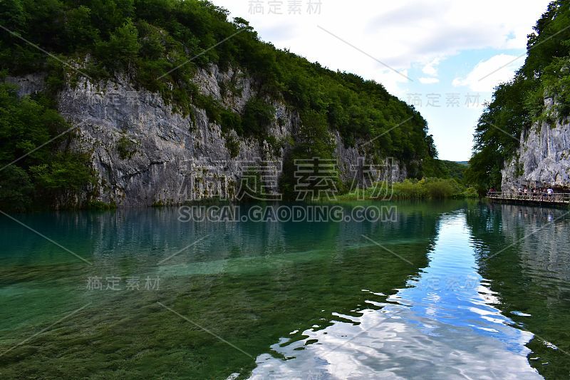 美丽的景色在河之间的山脉水倒影在克罗地亚普利特维茨湖