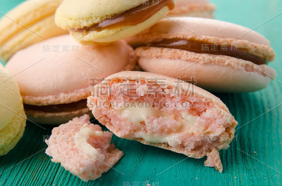 甜美多彩的法式杏仁饼干，木绿松石背景