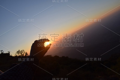 拿着日落