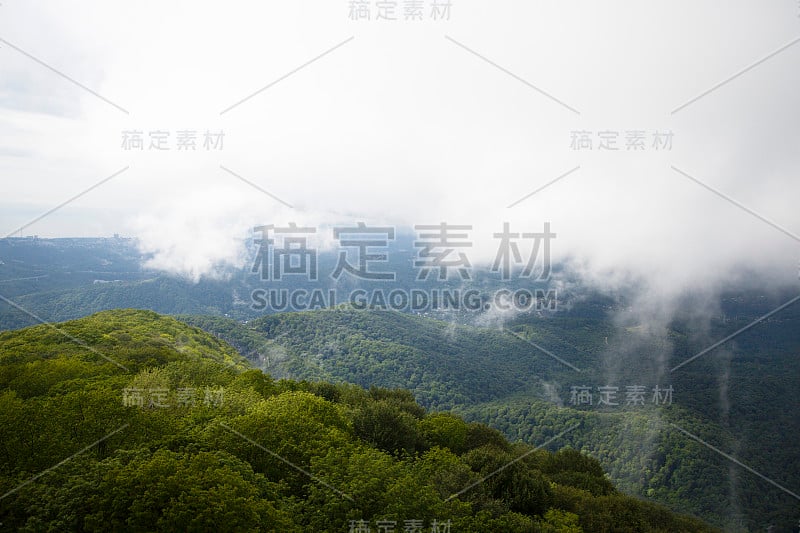 雾中的青山