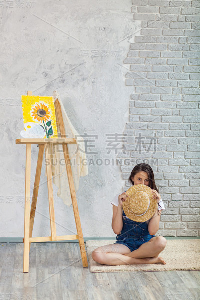 华丽的女人肖像画家在家绘画