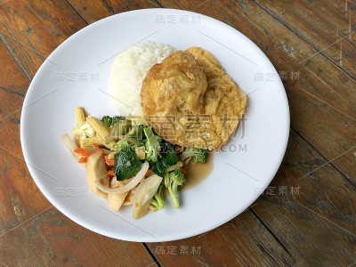 木底白盘，素菜炒蛋。泰国风格的食物。素食