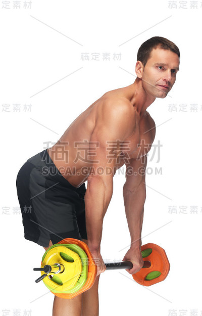 肌肉发达的人在练杠铃。