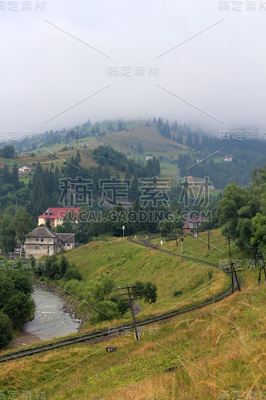 修建通往山区的铁路