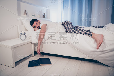 他的肖像，他漂亮迷人，冷静，疲倦的家伙躺在床上睡着了，在艰难的工作后的一天，晚上，晚上，回家酒店，照