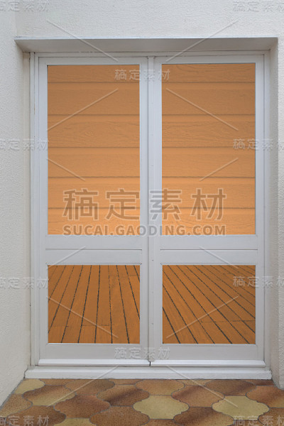 木制落地窗面向庭院室内拍摄
