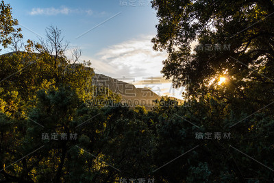 夕阳照在植被和皮克圣路(Occitanie，法国)上。