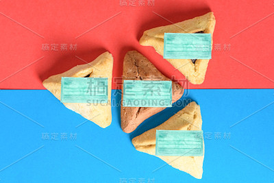 哈曼塔什三角饼干为犹太节日普林节戴上面具，以红色和蓝色为背景