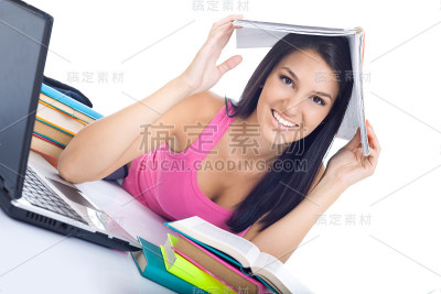女学生，头上戴着书