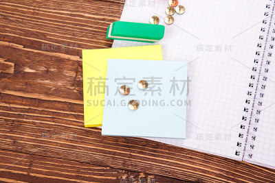 装有学习用品的复古木桌