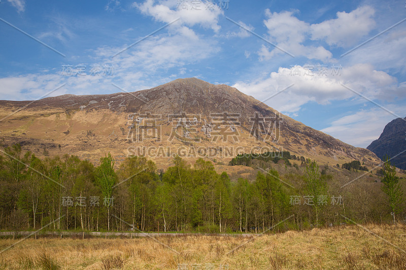 苏格兰格兰科的春天，美丽的苏格兰峡谷和山脉