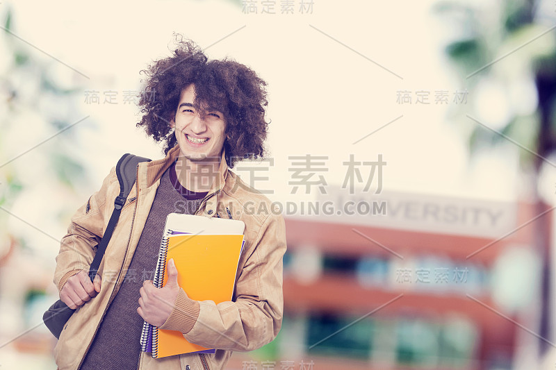 学生的肖像与背包