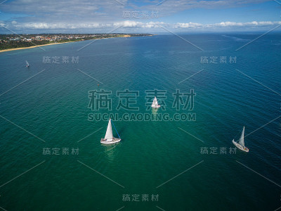 航行在莫宁顿半岛的帆船航拍图片