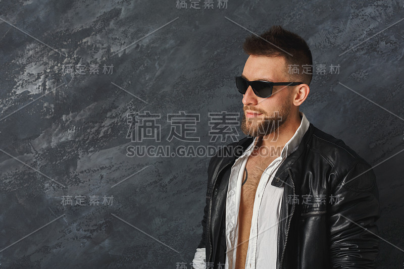 英俊微笑的男人在工作室摆姿势