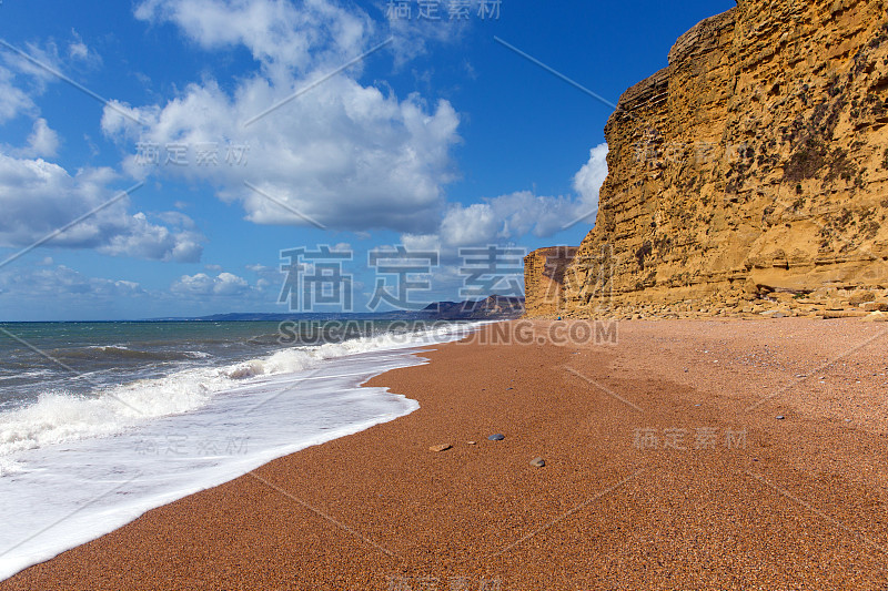 英国的侏罗纪海岸，西湾附近的淡水海滩