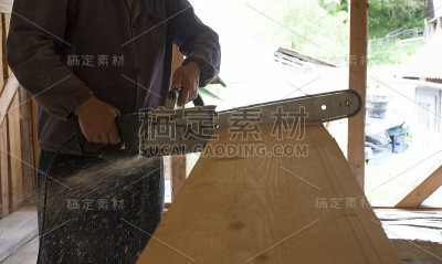 人们用电锯砍柴