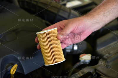 更换汽车机油滤清器