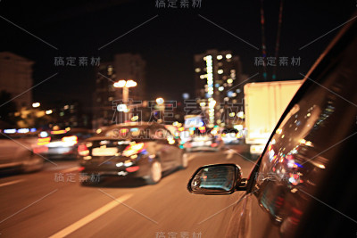 迷离的城市夜景，车的运动