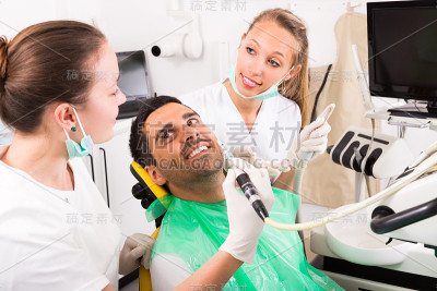 牙医在诊所检查病人