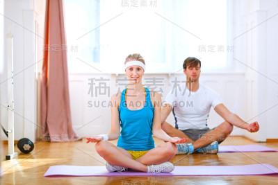 健康的夫妇在家里做瑜伽