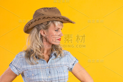 拿着牛仔帽的女人