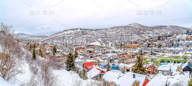 鸟瞰图的城镇在山上被大雪覆盖的冬季景观