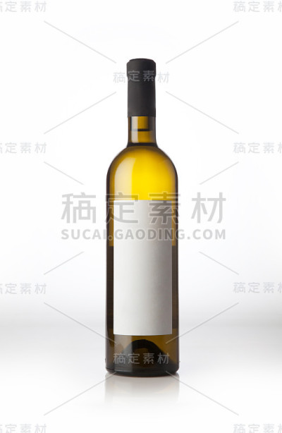 白色背景上的酒瓶。