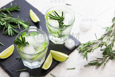 柠檬柠檬汁加迷迭香和冰，有选择的重点