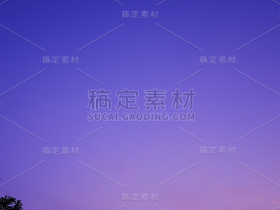 天空有戏剧性的多云日落和太阳