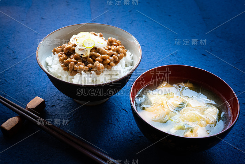 米加纳豆和味噌汤。典型的日本早餐