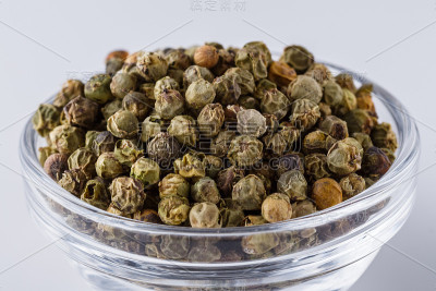 玻璃碗里的青椒，白底