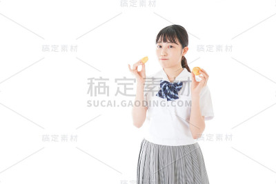 穿制服的年轻学生在吃零食
