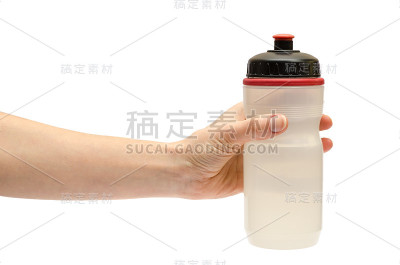 手持运动水瓶的年轻女孩的手。