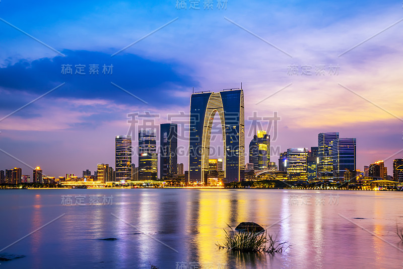 中国苏州现代城市建筑夜景