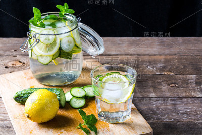 黄瓜水。用黄瓜和柠檬香做的排毒水