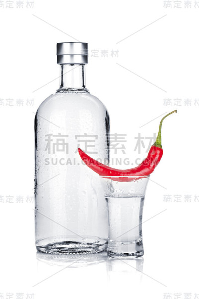 一瓶，一小杯伏特加和红辣椒