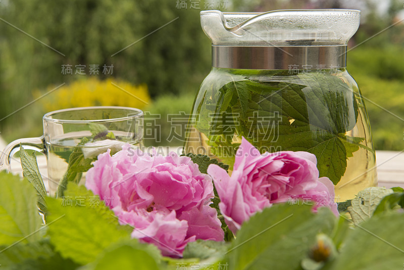 在一个阳光明媚的夏日，在花园里喝茶