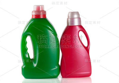 洗衣粉瓶与织物柔软剂隔离在白色背景