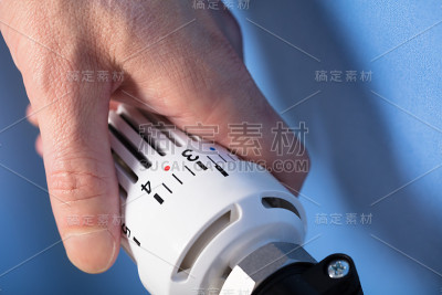 调节散热器恒温器温度的人